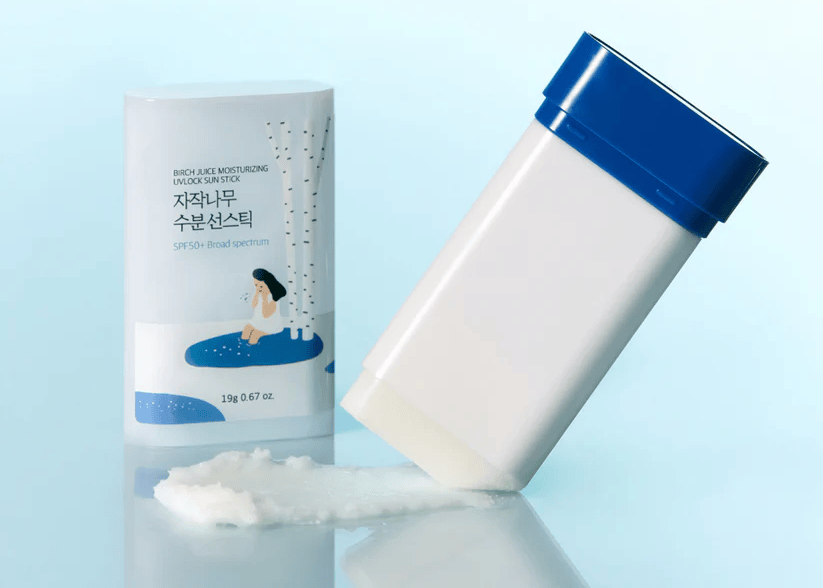 Солнцезащитный стик Round Lab Birch Juice Moisturizing UV Lock Sun Stick SPF50+ с березовым соком, превосходно подходящий для успокоения и интенсивного увлажнения обезвоженной кожи на ходу.
